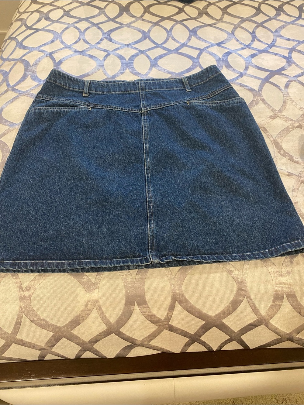 Route 66 denim skirt

Size 13/14

Color dark wash